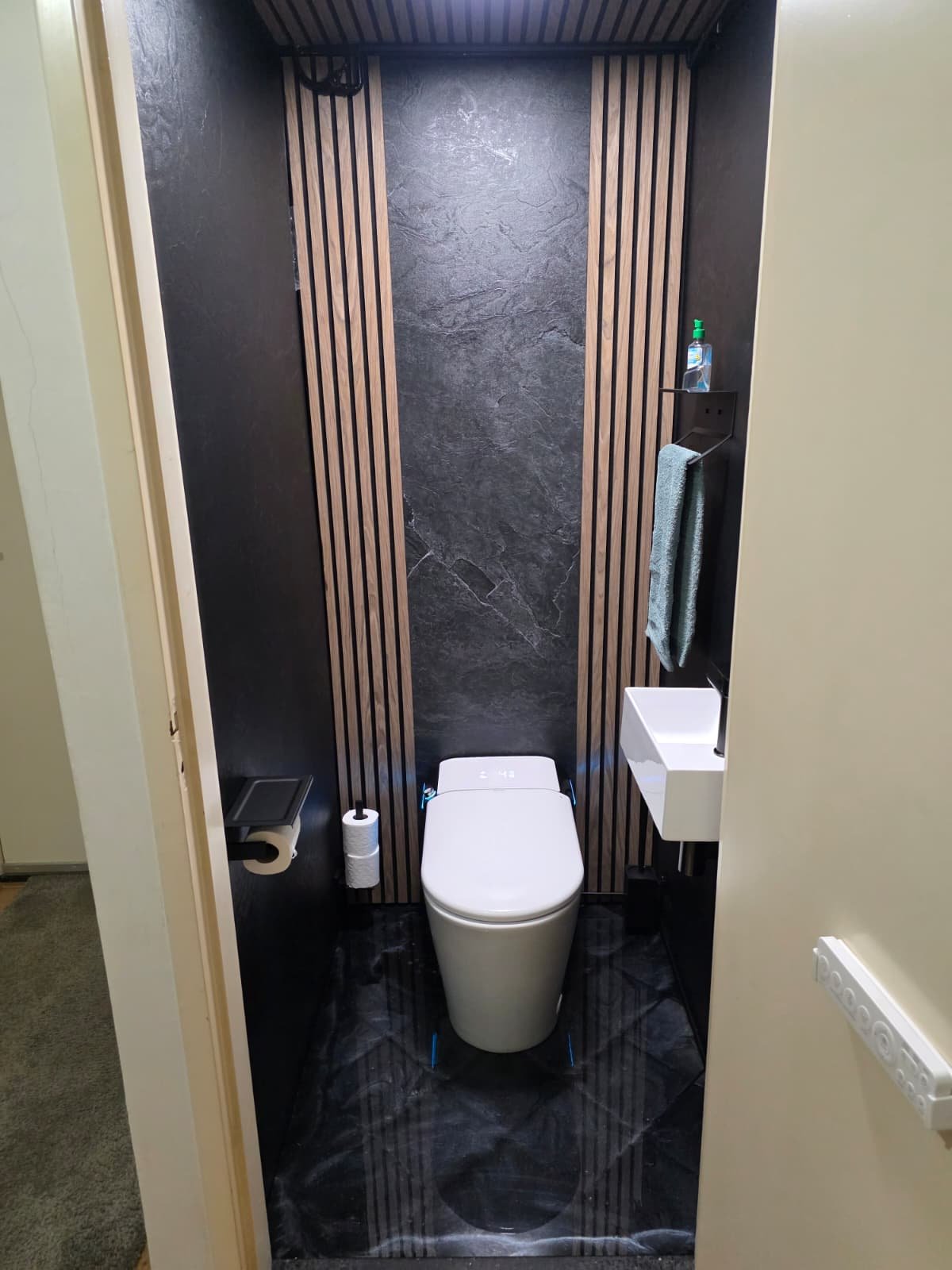 Staand Topversie Toilet bij een klant thuis na de installatie
