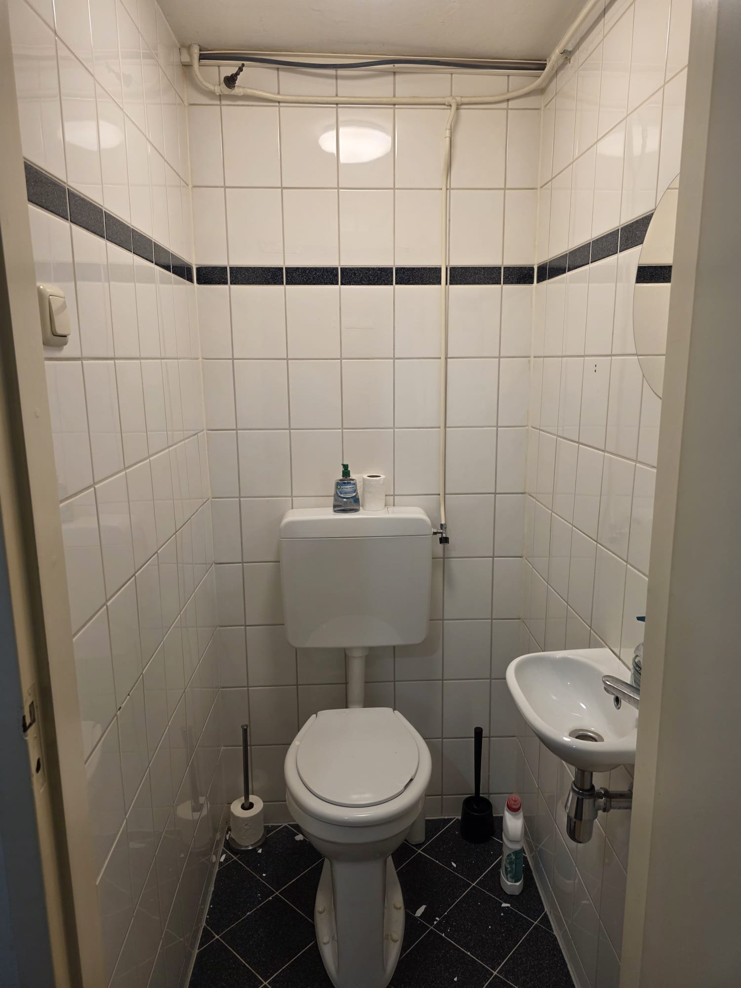 Traditioneel toilet bij een klant thuis voor de installatie